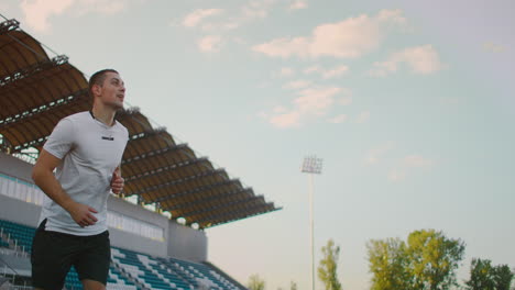 Futbolista-Profesional-En-Cámara-Lenta-Dirigiendo-El-Balón-En-Marcha-En-El-Estadio.-Jugador-De-Fútbol-Haciendo-Encabezado.-Jugador-De-Fútbol-Haciendo-Encabezado.